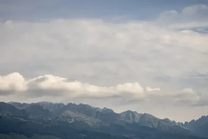 Noc prinesie mráz do dolín a husté hmly. Kde klesnú teploty pod nulu?