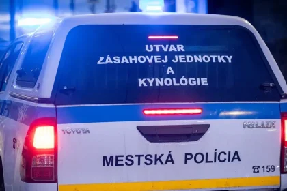 Polícia zasahovala v Považskej Bystrici, pri bytovke našli muža s poraneným krkom