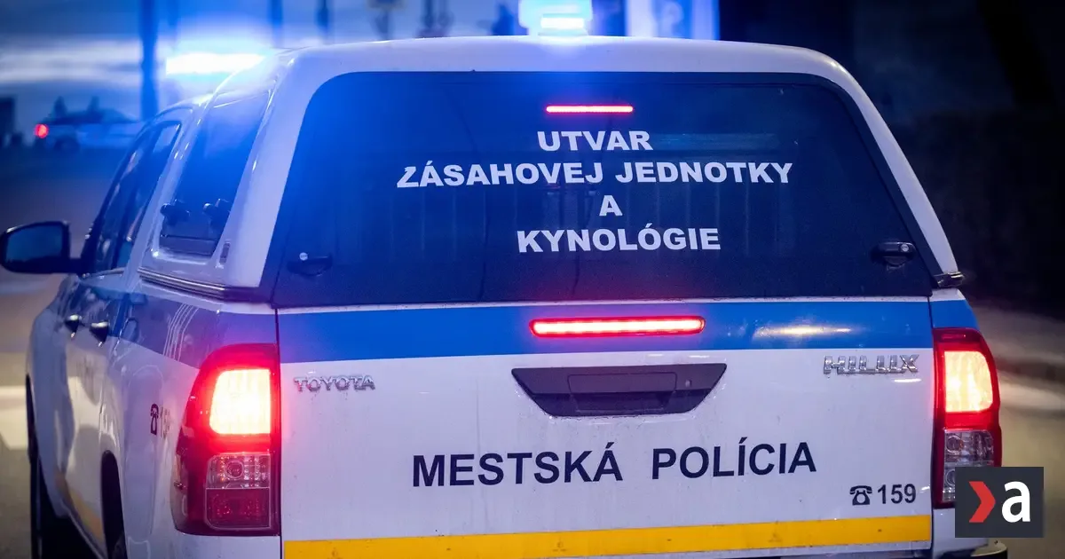 Polícia zasahovala v Považskej Bystrici, pri bytovke našli muža s poraneným krkom