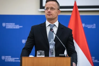 Szijjártó pomáhal dostať BYD do Maďarska, potom prijal vysokú funkciu. Čelí vypočúvaniu