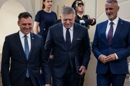 Vláda sa už dokáže obhájiť len strachom z vojny. Fico vyšiel z krízy prvýkrát slabší