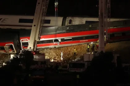 Vlak pred zrážkou v Španielsku išiel najmenej 160 km/h, obetí je 69