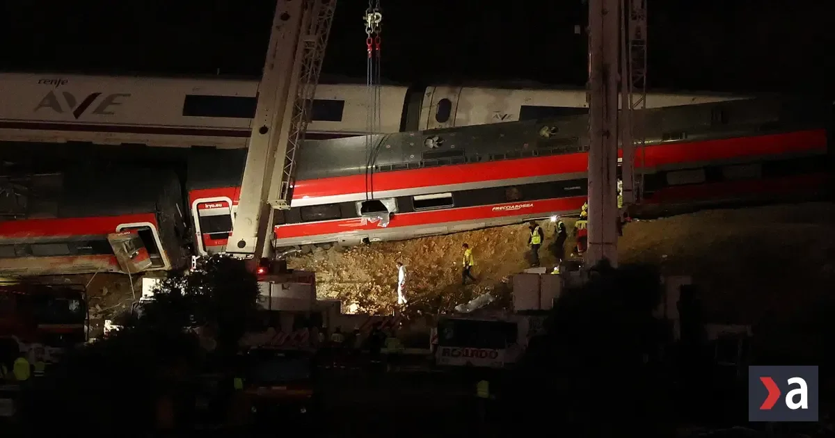 Vlak pred zrážkou v Španielsku išiel najmenej 160 km/h, obetí je 69