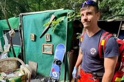 Záchranár čelil útoku: dostal ranu do tváre a ugryzli ho